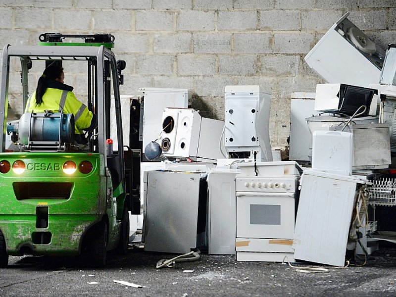 Des appareils électroménagers dans l'entreprise de recylage Retrilog appartenant à la Fondation Emmaüs, le 21 janvier 2013 - DAMIEN MEYER [AFP/Archives]