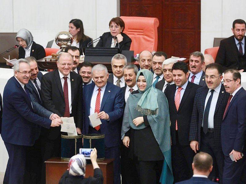 Le Premier ministre turc Binali Yildirim (c) vote au Parlement pour la révision constitutionnelle renforçant les pouvoirs du président Erdogan, le 21 janvier 2017 à Ankara - Adem ALTAN [AFP]