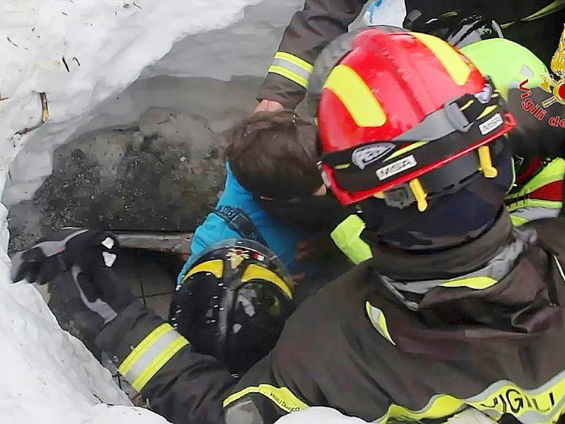 Un enfant sauvé des décombres d'un hôtel dévasté par une avalanche à Farindola, en Ialie, le 20 janvier 2017, photo fournie par les pompiers italiens - - [Vigili del Fuoco/AFP]