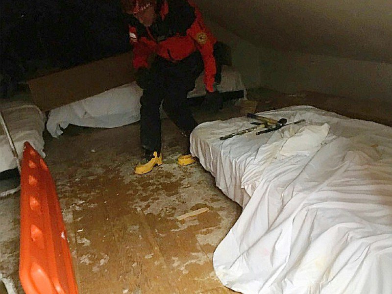 Un secouriste à l'intérieur de l'hôtel enseveli après une avalanche à Farindola, en Italie, le 21 janvier 2017 - Handout [CNSAS/AFP]