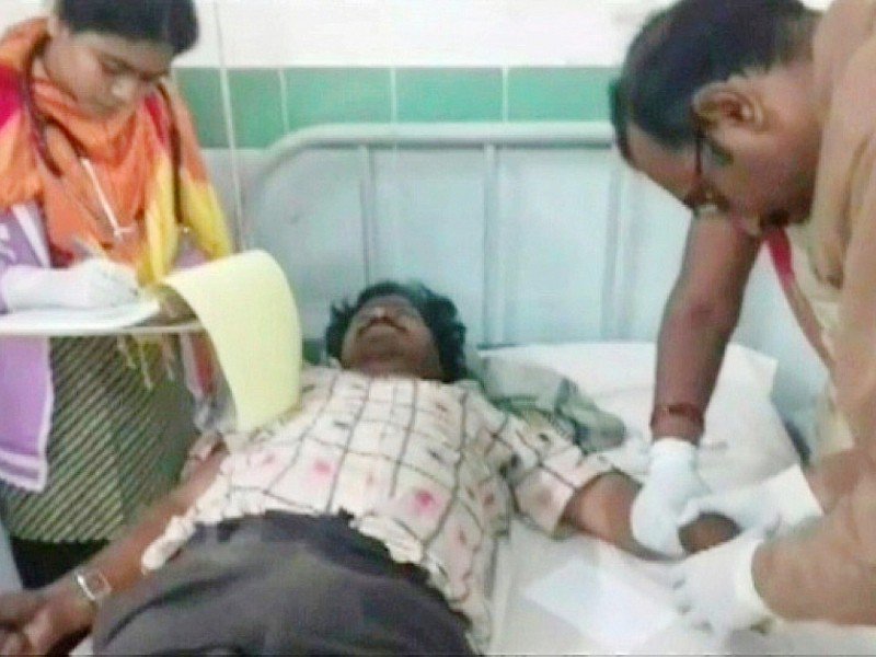 Capture d'mage de la télévision NNIS TV, le 22 janvier 2017, montrant un blessé recevant des soins à l'hôpital après le déraillement d'un train près de la gare de Kuneru, dans l'Etat de l'Andhra Pradesh, en Inde - [AFP]
