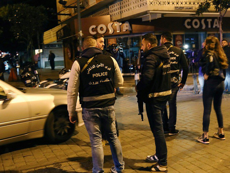 Des forces de sécurité libanaises sécurisent un périmètre autour d'un café de la rue Hamra où un kamikaze a été arrêté quelques minutes avant de se faire exploser, le 22 janvier 2017 à Beyrouth - ANWAR AMRO [AFP]