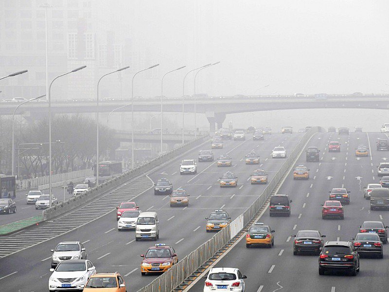 Trafic automobile par un jour de forte pollution à Pékin, le 20 décembre 2016 en Chine - Greg Baker [AFP/Archives]