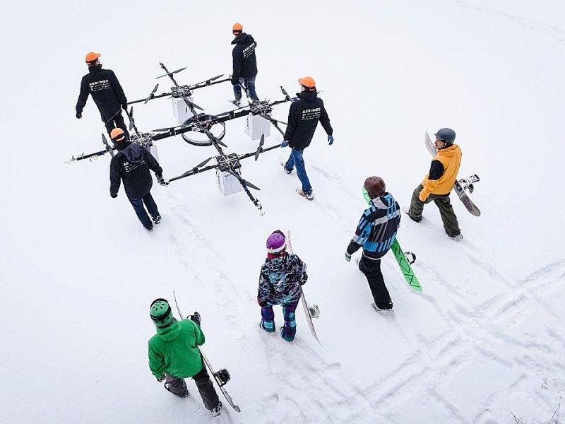 Des snowboarders se préparent à être tractés par un drone sur un lac gelé à Cesis en Lettonie, le 14 janvier 2017 - Ilmars ZNOTINS [AFP]