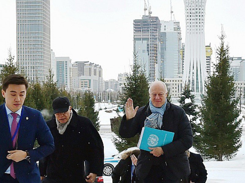 L'émissaire de l'ONU, Staffan de Mistura, arrive à Astana pour une rencontre avec le ministre kazakh des Affaires étrangères, le 22 janvier 2017 - Ilyas Omarov [AFP]