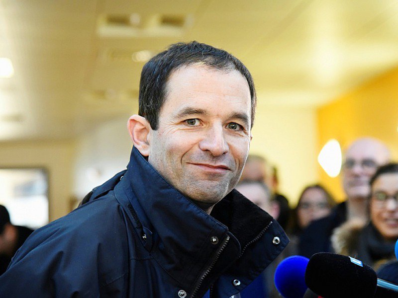 Le candidat à la primaire du PS Benoît Hamon vote à Trappes, près de Paris, le 22 janvier 2017 - bertrand GUAY [AFP]