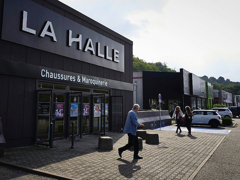 Un magasin La Halle du groupe Vivarte à Givors, le 21 septembre 2016, près de Lyon - JEAN-PHILIPPE KSIAZEK [AFP/Archives]