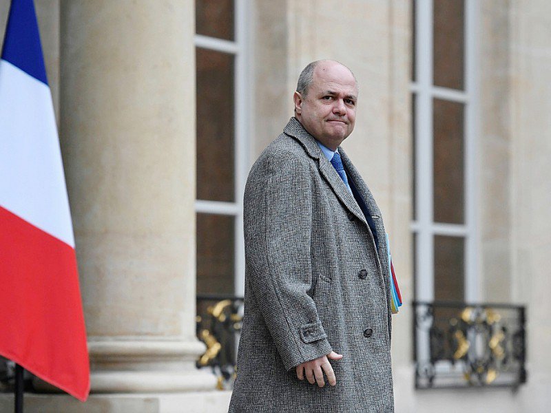 Le ministre de l'Intérieur Bruno Le Roux à la sortie du conseil des ministres le 11 janvier 2017 à l'Elysée à Paris - STEPHANE DE SAKUTIN [AFP]