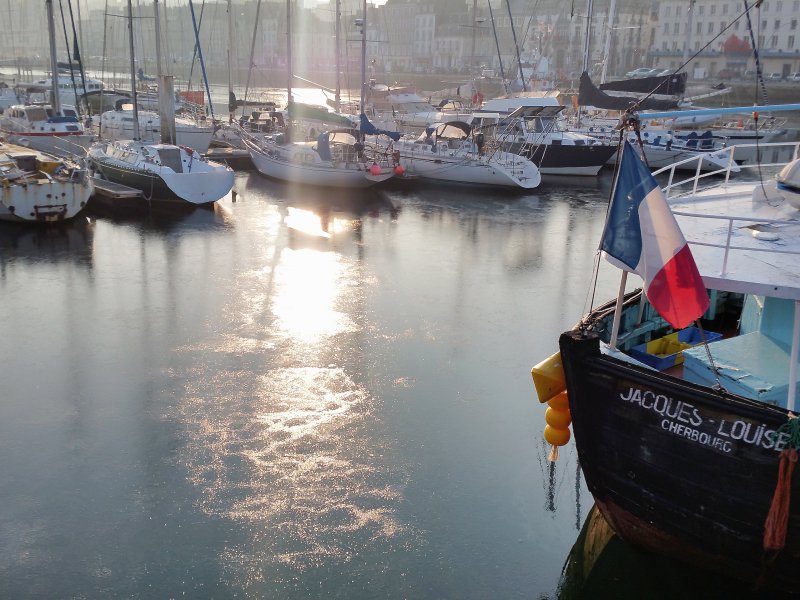 Le port de Cherbourg figé par le froid. - Célia Caradec
