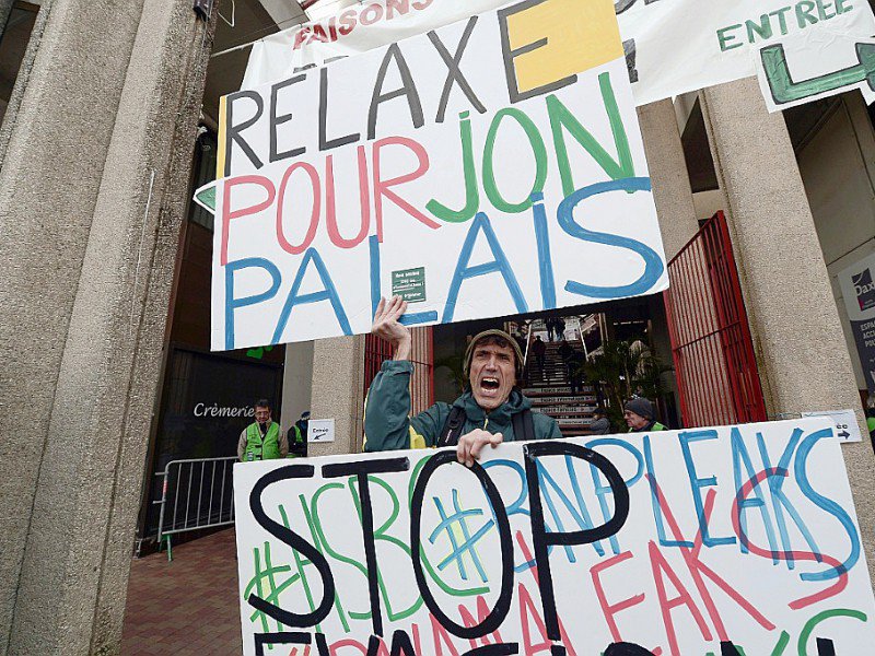 Manifestation devant le palais de justice de Dax, dans le sud-est de la France, où est jugé le militant altermondialiste Jon Palais, le 9 janvier 2017 - IROZ GAIZKA [STR/AFP]