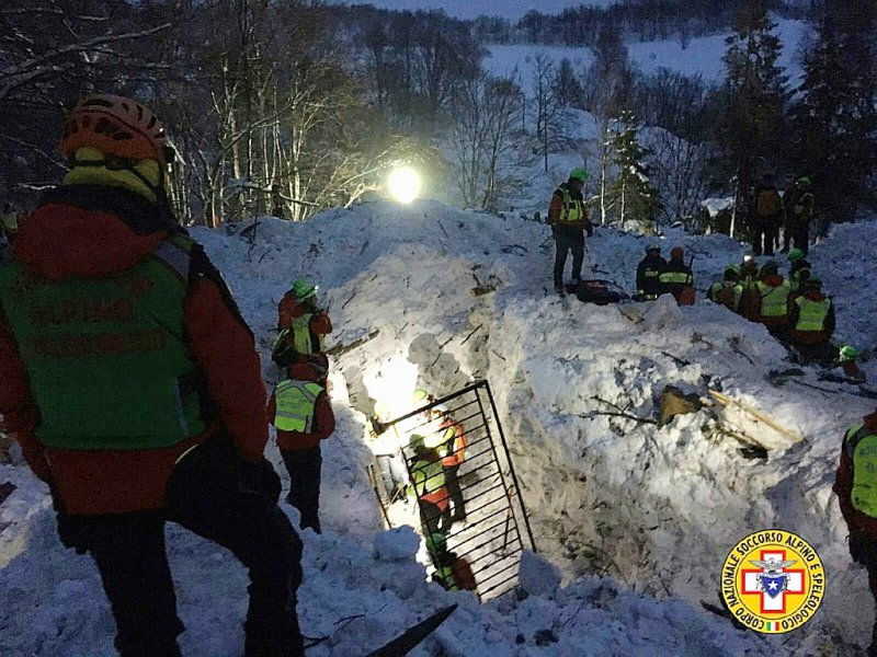 Les secours font des recherches sur le lieu d'un hôtel détruit par une avalanche près de Farindola, en Italie le 23 janvier 2017, dans une photo diffusée par les secours alpins italiens - Handout [CNSAS/AFP]