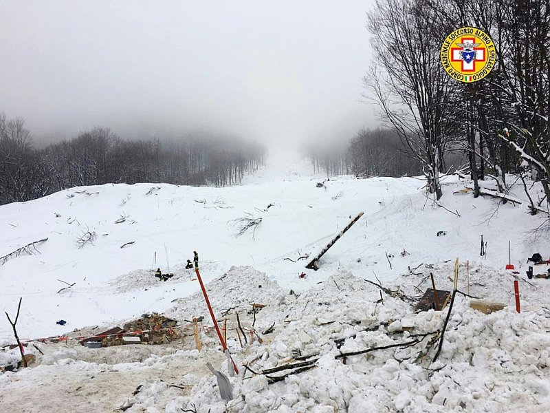 L'avalanche qui a dévasté un hôtel près de Farindola en Italie, le 23 janvier 2017, dans une photo diffusée par les secours alpins italiens - Handout [CNSAS/AFP]