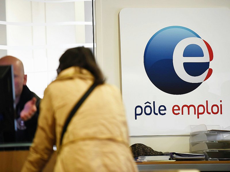 Une femme se renseigne le 27 avril 2016 auprès de Pôle emploi à Montpellier (France) - PASCAL GUYOT [AFP/Archives]