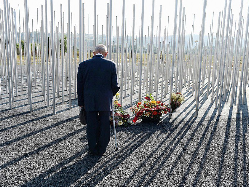 Un homme se recueille devant un monument à la mémoire des victimes de l'explosion sur le site de l'usine chimique AZF à Toulouse après l'explosion le 21 septembre 2001 - ERIC CABANIS [AFP/Archives]