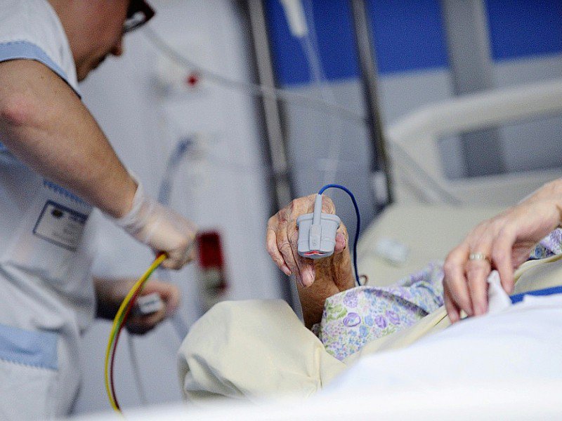 Une infirmière hospitalière le 23 octobre 2013 à Angers - JEAN-SEBASTIEN EVRARD [AFP/Archives]