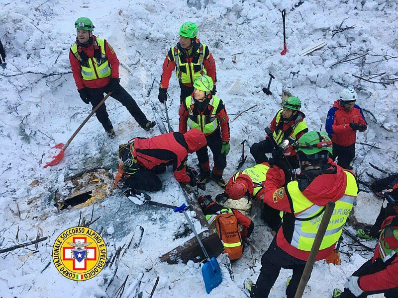 Les secouristes poursuivent leurs recherches le 23 janvier 2017 dans les décombres de  l'hôtel Rigopiano le 23 janvier 2017 dévasté par une avalanche à Farindola en Italie - Handout [CNSAS/AFP]