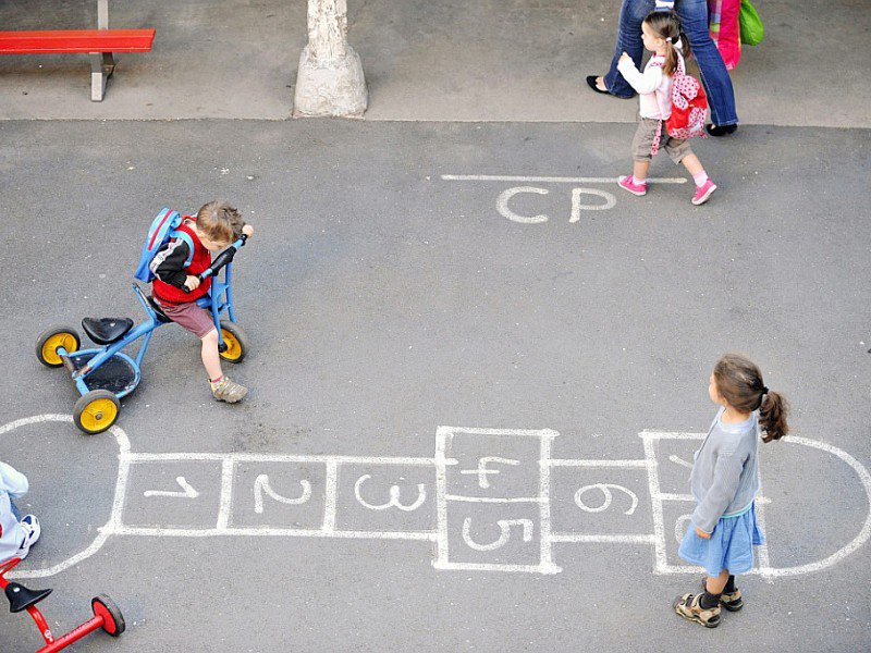 Filles et garçons jouent ensemble lorsqu'ils sont petits avant que les liens se distendent, vers six-sept ans - MYCHELE DANIAU [AFP/Archives]
