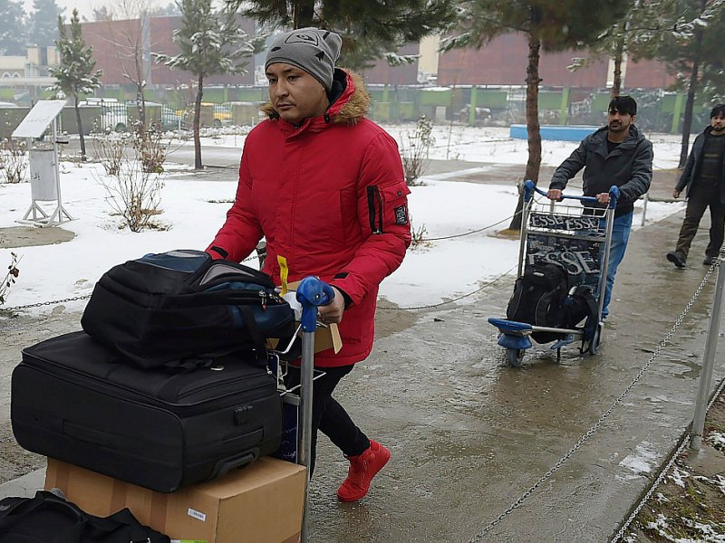 Des jeunes Afghans expulsés d'Allemagne, à leur arrivée le 24 janvier 2017 à l'aéroport de Kaboul - WAKIL KOHSAR [AFP]