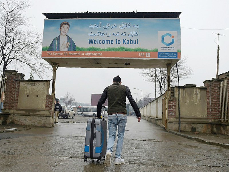 Un Afghan expulsé d'Allemagne, à son arrivée le 24 janvier 2017 à l'aéroport de Kaboul - WAKIL KOHSAR [AFP]