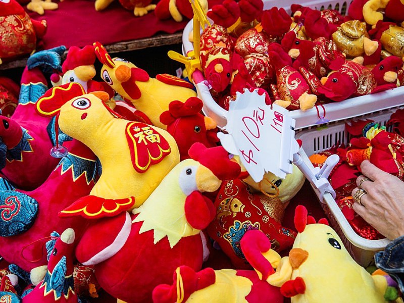 Des peluches vendues sur un étal à Hong Kong pour le début de l'année du Coq le 21 janvier 2017 - ISAAC LAWRENCE [AFP/Archives]