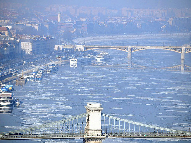 Budapest, le 24 janvier 2017, alors qu'une vague de froid persistante entraîne un pic de chauffage au bois, source de pollution aux particules fines - ATTILA KISBENEDEK [AFP]
