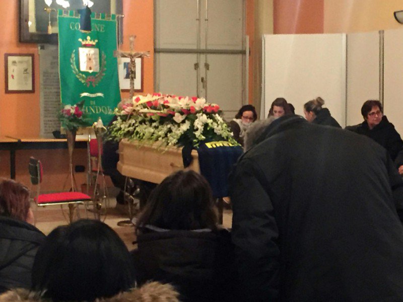 A Farindola, à quelques kilomètres en contrebas de l'hôtel, plusieurs dizaines de personnes ont participé le 23 janvier 2017, aux funérailles d'Alessandro Giancaterino, le maître d'hôtel dont le corps avait été l'un des premiers retrouvés - STR [AFP]