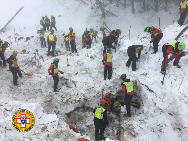 Les secouristes à l'oeuvre, le 23 janvier 2017, dans les décombres de l'hôtel Rigopiano à Farindola, en Italie - Handout [CNSAS/AFP]