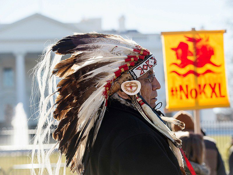 Le chef indien des nations Dakota, Lakota et Nakota, Arvol Looking Horse, participe à une manifestation contre le projet d'oléoduc Keystone XL devant la Maison Blanche à Washington DC, le 28 janvier 2015 - NICHOLAS KAMM [AFP/Archives]