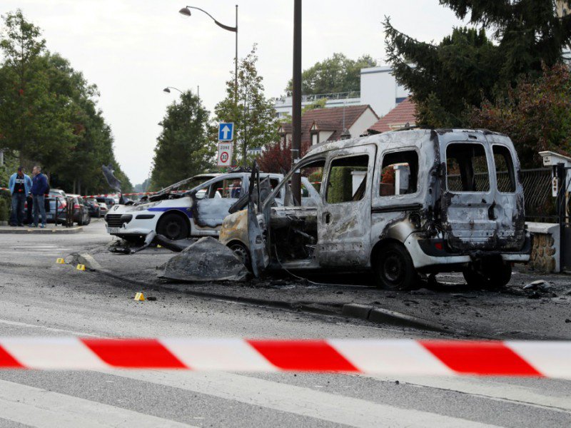 Deux véhicules de police brûlés le 8 octobre 2016 à Viry-Châtillon, où des policiers qui patrouillaient ont été attaqués avec des cocktails Molotov - Thomas SAMSON [AFP/Archives]