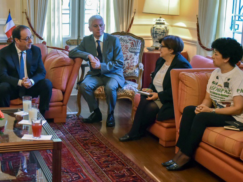 Le président François Hollande s'entretient avec Gloria Gomez et Merleny Orjuela, des proches de disparus du conflit armé colombien, en présence de l'ambassadeur Jean Marc Laforet, le 27 janvier 2017 à Bogota - Luis Acosta [AFP]