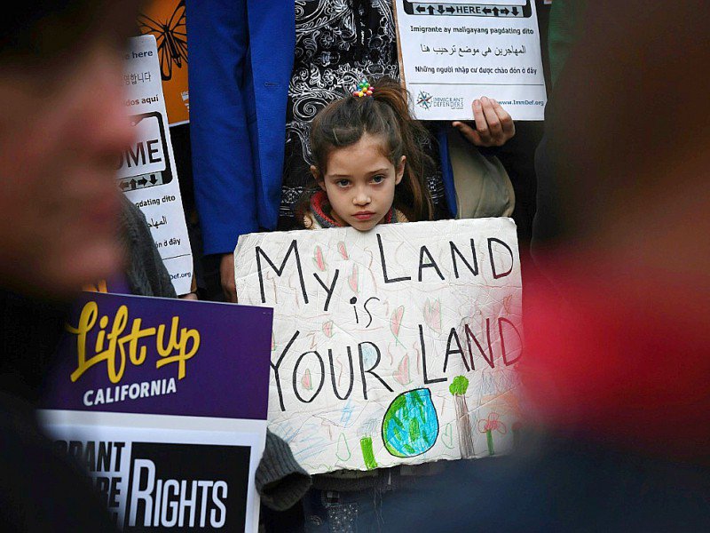 Manifestation contre le décret signé par Donald Trump sur le gel des fonds fédéraux aux villes sanctuaires pour l'immigration clandestine, le 25 janvier 2017 à Los Angeles - Mark RALSTON [AFP]