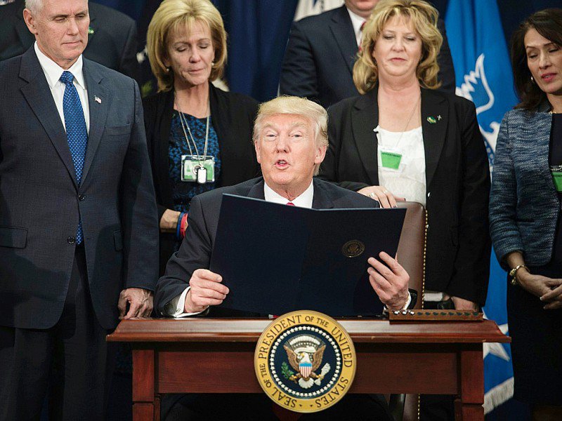 Le président américain Donald Trump signe un décret sur la construction d'un mur à la frontière avec le Mexique, le 25 janvier 2017 à Washington - NICHOLAS KAMM [AFP]