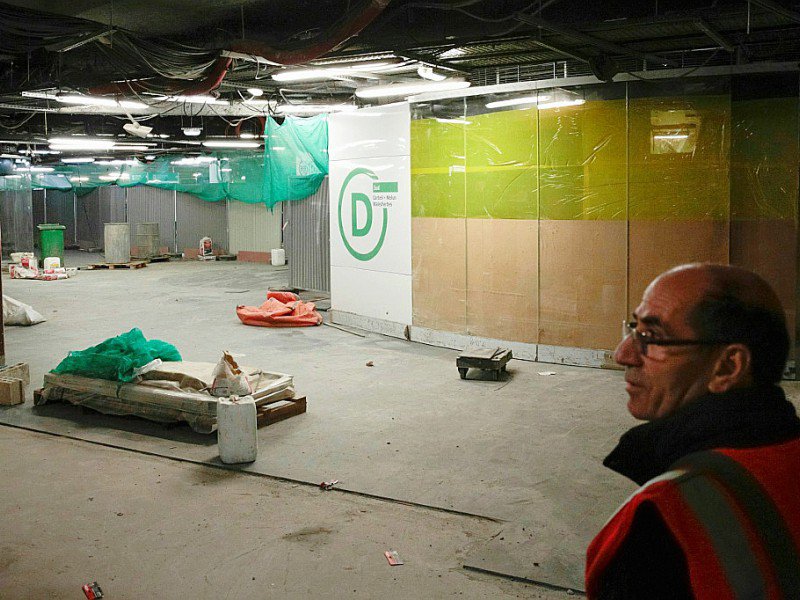 Un ouvrier travaillant à la rénovation du métro  le 25 janvier 2017 à la station Châtelet-Les Halles à Paris - GEOFFROY VAN DER HASSELT [AFP]