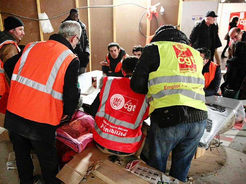 Des ouvriers travaillant à la rénovation du métro avec des militants CGT le 25 janvier 2017 à la station Châtelet-Les Halles à Paris - GEOFFROY VAN DER HASSELT [AFP]