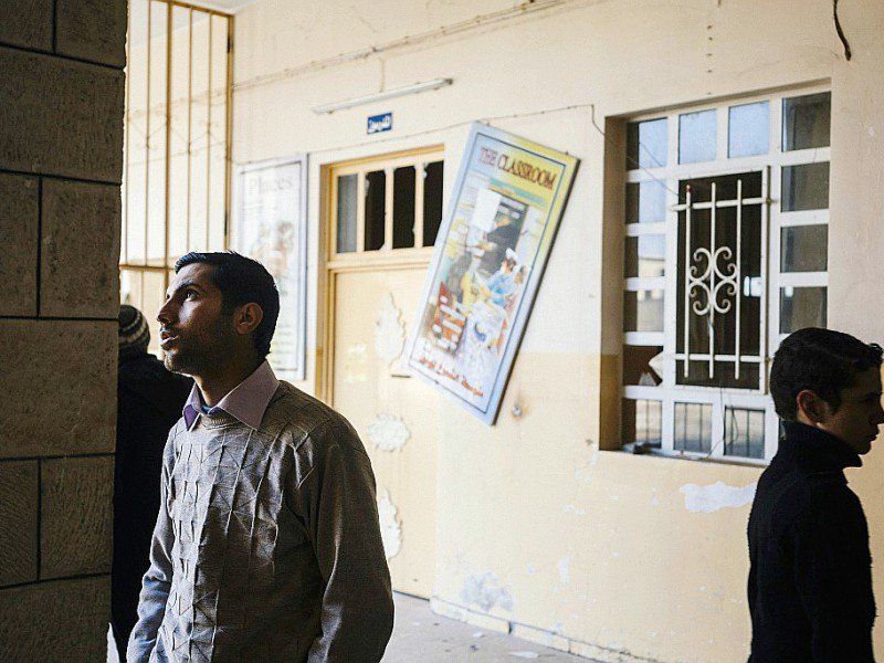 Dans la cour 'une école du quartier Zouhour à Mossoul, en Irak, le 23 janvier 2017 - Dimitar DILKOFF [AFP]