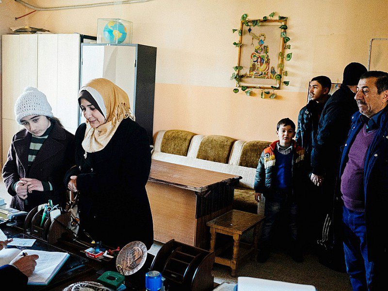 Une femme irakienne inscrit sa fille à l'école à Mossoul, en Irak, le 23 janvier 2017 - Dimitar DILKOFF [AFP]