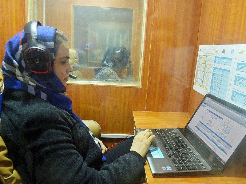 Une sexologue répond aux questions par téléphone à Kaboul, le 12 décembre 2017 - SHAH MARAI [AFP]