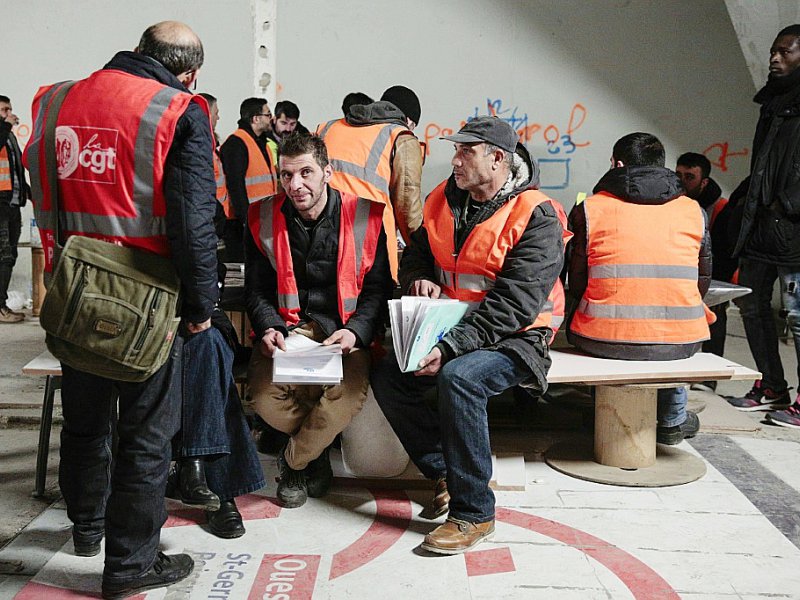 Des ouvriers travaillant à la rénovation du métro, avec des militants CGT, le 25 janvier 2017 à la station Châtelet-Les Halles à Paris - GEOFFROY VAN DER HASSELT [AFP]