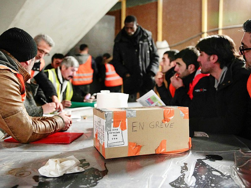 Des ouvriers travaillant à la rénovation du métro, avec des militants CGT, le 25 janvier 2017 à la station Châtelet-Les Halles à Paris - GEOFFROY VAN DER HASSELT [AFP]