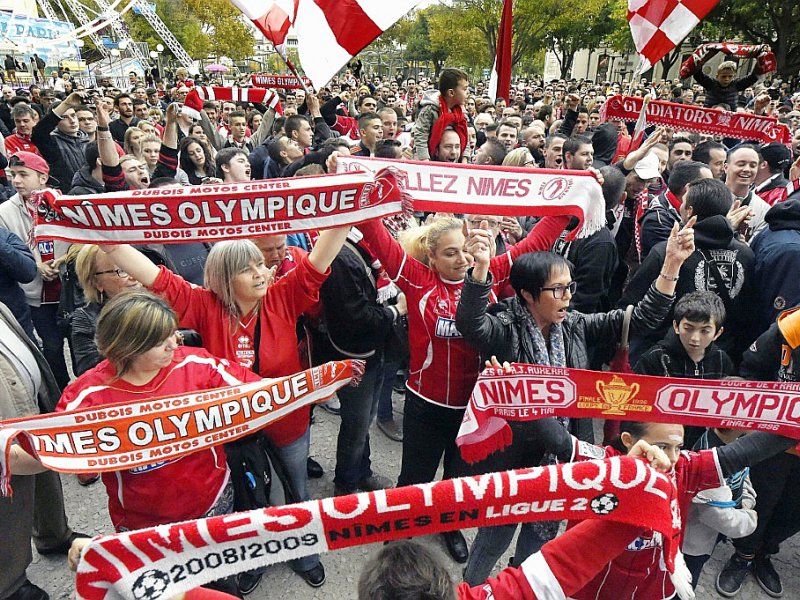 Des supporters du Nîmes Olympique lors d'une manifestation dénonçant les sanctions frappant leur club, le 22 novembre 2014 à Nîmes - PASCAL GUYOT [AFP/Archives]