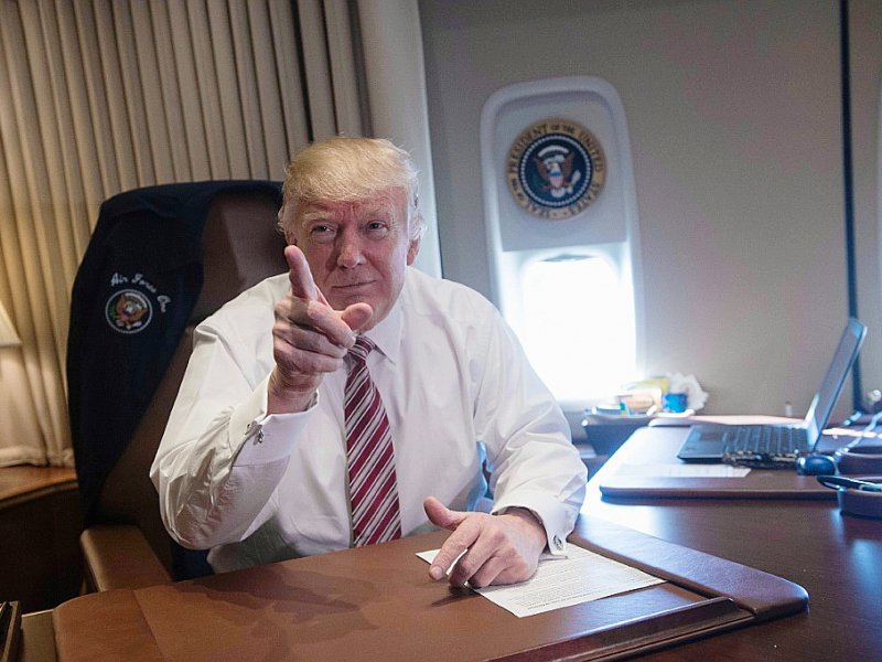 Le président Donald Trump à bord d'Air Force One de retour, le 26 janvier 2017, de Philadelphie - NICHOLAS KAMM [AFP]