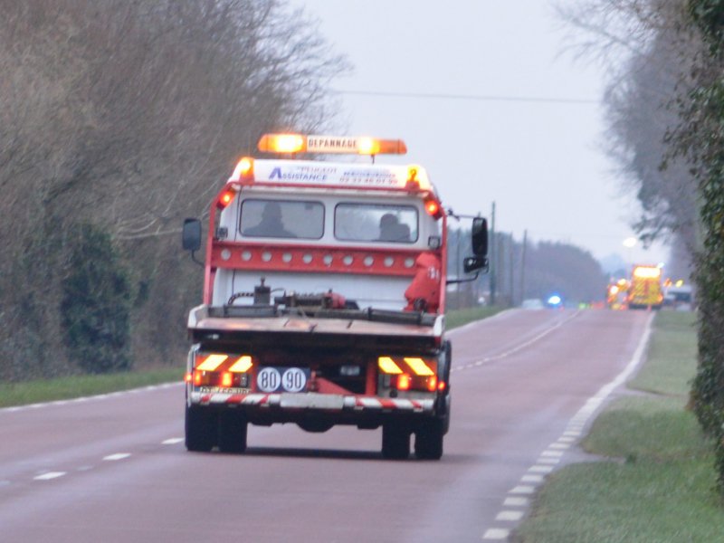La circulation a été coupée à Lessay (Manche) pour permettre aux secours et au véhicule de dépannage d'intervenir. - Sylvain Letouzé - Tendance Ouest