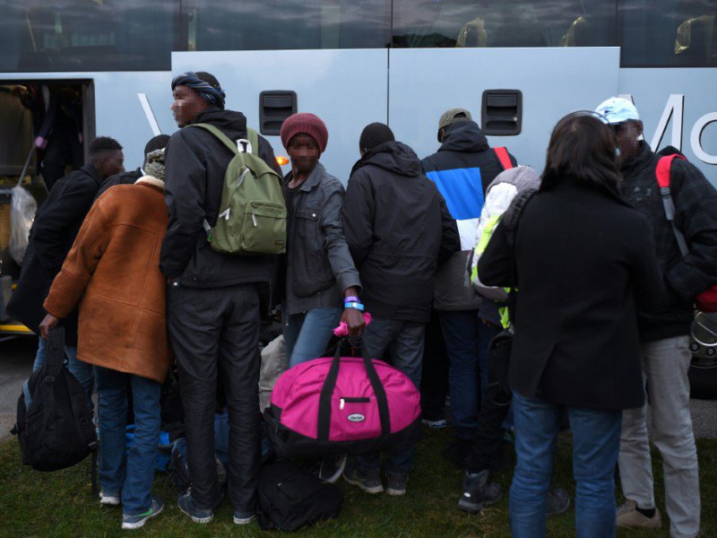 Des migrants mineurs, venant du camp la "Jungle" à Calais, arrivent dans un centre d'accueil à Cerdon, près d'Orléans, le 2 novembre 2016 - GUILLAUME SOUVANT [AFP/Archives]
