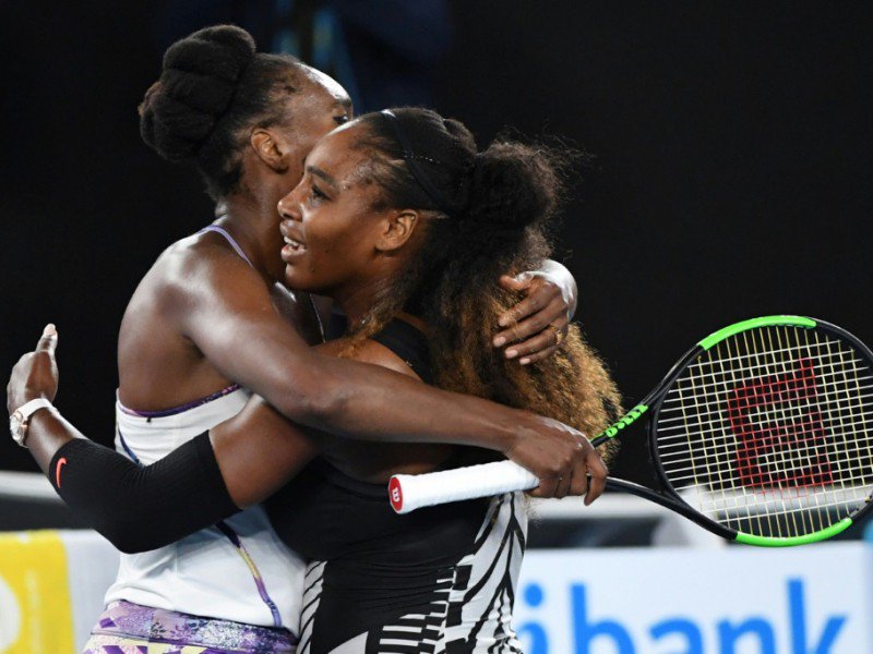 L'Américaine Serena Williams (d) enlace sa soeur Venus après avoir remporté la finale de l'Open d'Australie, le 28 janvier 2018 à Melbourne - WILLIAM WEST [AFP]