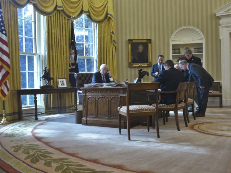 Donald Trump s'entretient au téléphone avec le président russe Vladimir Poutine, le 28 janvier 2017 à Washington - MANDEL NGAN [AFP]
