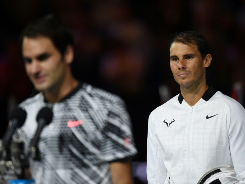 Rafael Nadal (d) écoute le discours de Roger Federer, vainqueur de l'Open d'Australie au détriment de l'Espagnol, le 29 janvier 2017 à Melbourne - PAUL CROCK [AFP]