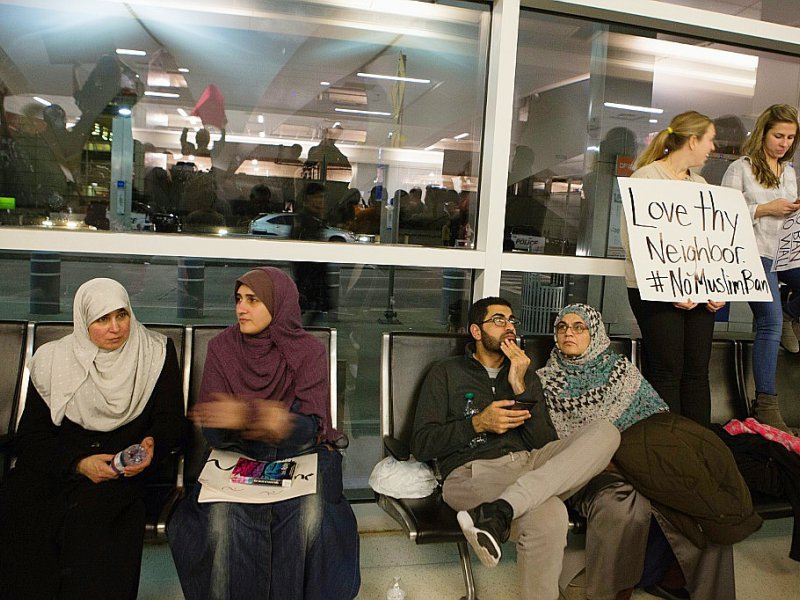 Manifestants contre le décret anti-immigration et passagers musulmans attendant à l'aéroport de Dallas-Fort Worth, le 28 janvier 2017 à Dallas - G. Morty Ortega [GETTY IMAGES NORTH AMERICA/AFP]