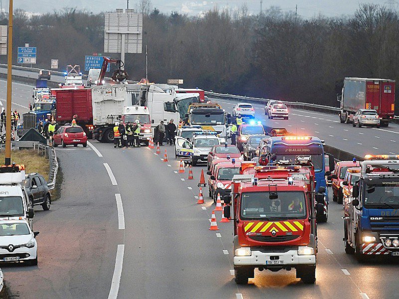 Pompiers et secouristes sur le lieu d'un carambolage survenu le 30 janvier 2017 sur  l'autoroute A13, dans les Yvelines - Lionel BONAVENTURE [AFP]