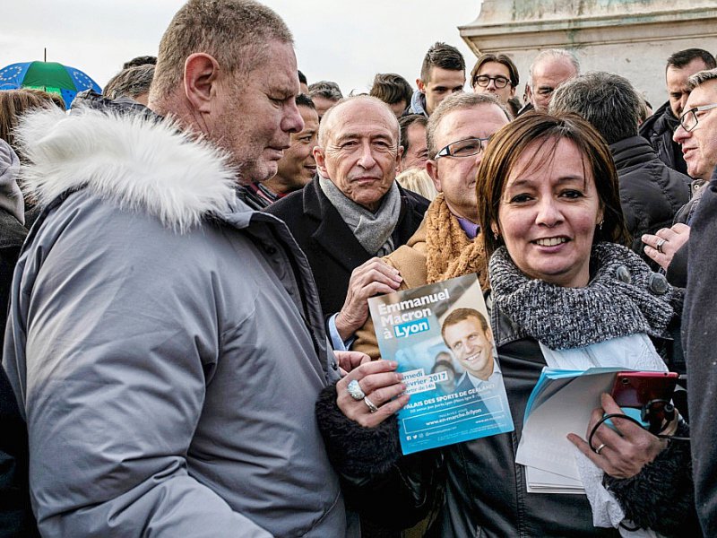 Gérard Collomb avec des militants du mouvement "En Marche" d'Emmanuel Macron, le 28 janvier 2017 à Lyon - JEFF PACHOUD [AFP]