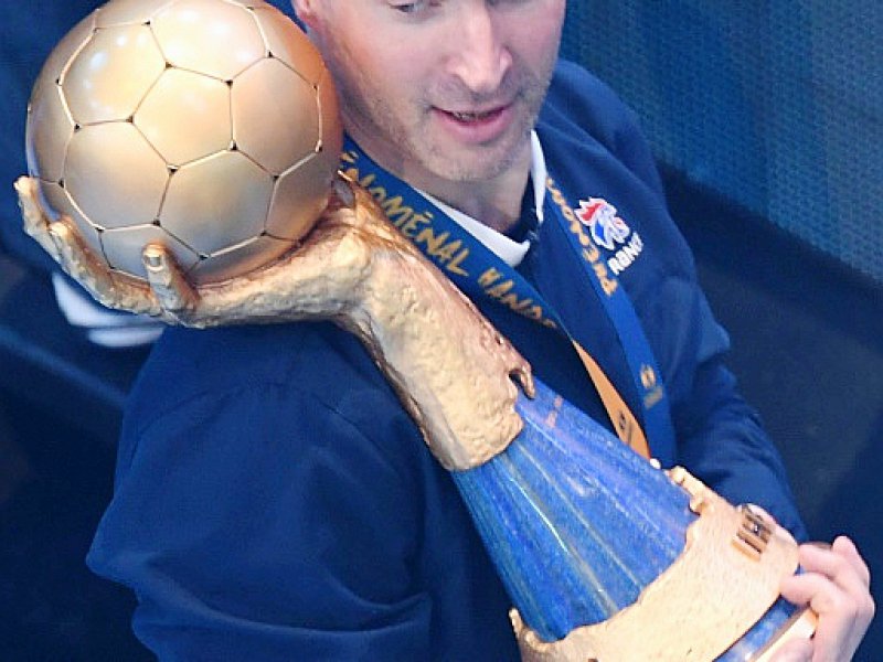 Le gardien Thierry Omeyer brandit le trophée remporté avec les "Experts" contre la Norvège en finale du Mondial à Paris, le 29 janvier 2017 - Antonin THUILLIER [AFP]